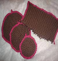 Conjunto de bases para cozinha castanho com o rebordo rosa:
Tem base para panelas grandes, base para médias, base para pequenas ou fervedores e base para travessas e assadeiras quentes (faço em outras cores)! (Conjunto: 7.00 trapilhices)
